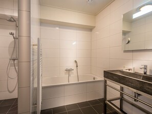Apartment | Bathroom | Shower, towels - Modern Apartment With two Bathrooms, on Isle Schiermonnikoog (Schiermonnikoog)