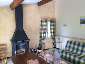 Living room - Stunning Holiday Home in Bourdeaux With Hill View (Bourdeaux)