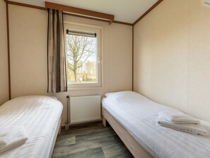 Chalet | 2 bedrooms, individually furnished, bed sheets - Well Furnished Mobile Home with Microwave near Water (Gasselternijveen)