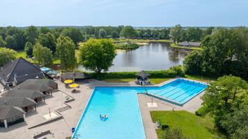Chalet | Piscina | Una piscina al aire libre