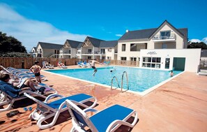 Pool - Apartment in Bretagne Near Morbihan Coast (Baden)