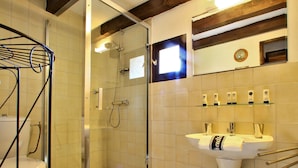 Ferienhaus | Badezimmer | Dusche, Handtücher
