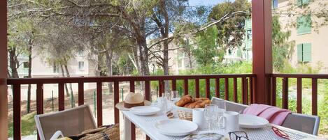 屋外ダイニングエリア