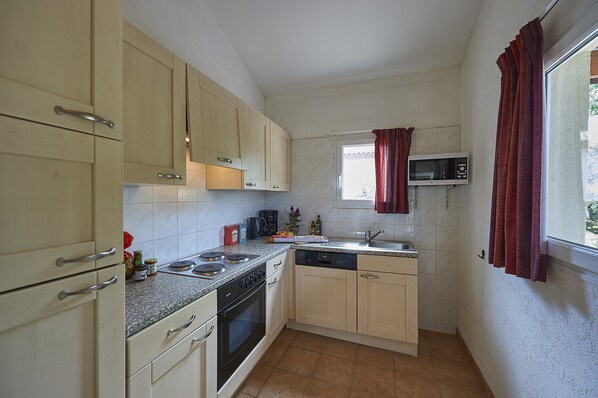 House | Private kitchen - Holiday Home in France With Private Terrace (Mauroux)