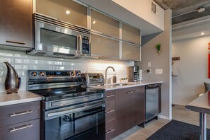 Refrigerador, microondas, horno, placa de cocina