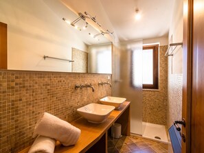 Ferienhaus | Badezimmer | Dusche, Handtücher