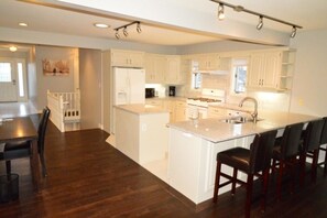 Kylskåp, mikrovågsugn, ugn och spishäll