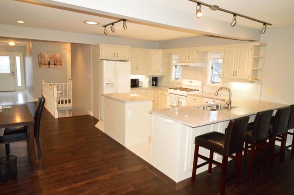 Køleskab, mikrobølgeovn, ovn, kogeplade