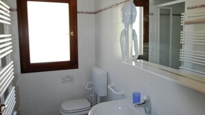 Bathroom - Comfortable Home With Terrace, Located in Nature (Palazzuolo sul Senio)