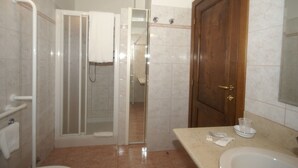 Unclassified image, 5 of 38, button - Holiday Home With Pool, Tennis Court & Parking (Montelparo)