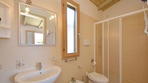 Chalet | Bathroom - Well-kept Bungalow With AC on the Beautiful Adriatic Coast (Potenza Picena)