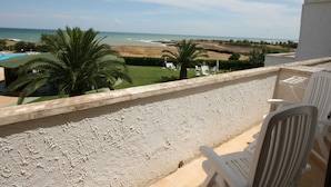 A balcony with a view of the beach and ocean. - Comfy Apartment with Balcony near Puglia Beach (Ostuni)