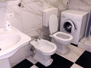 Apartment | Badezimmer | Dusche