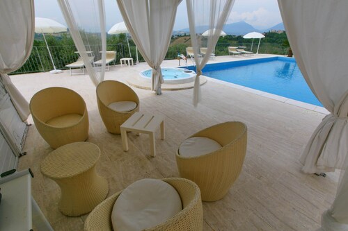 Villa with Salt Water & Heated Pool & Hot Tub near sea