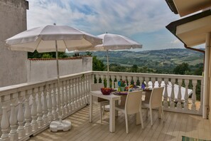 Balcony - Villa with Salt Water & Heated Pool & Hot Tub near sea (Sant'Omero)
