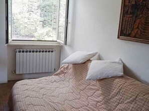 House | 1 bedroom, individually furnished, bed sheets