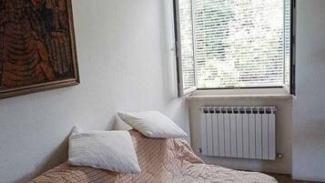 House | 1 bedroom, individually furnished, bed sheets