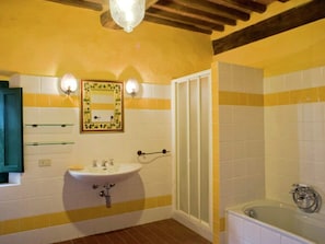 Bathtub, towels