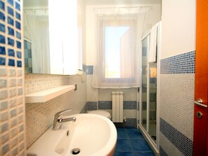 Apartment | Bathroom | Towels - Neat Apartment With air Conditioning Near the Beach (Numana)