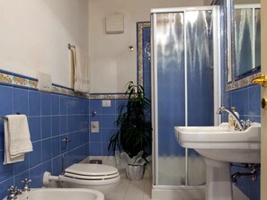 Apartment | Badezimmer | Dusche, Handtücher
