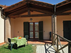 Exterior - Cozy Bungalow With a Nice Private Terrace in South Tuscany (Scarlino)