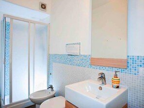 House | Bathroom | Shower, towels