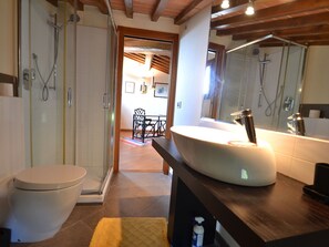 Ferienhaus | Badezimmer | Dusche, Handtücher