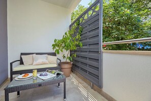 Unclassified image, 4 of 32, button