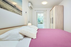 Unclassified image, 2 of 32, button