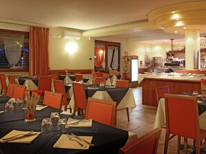 Dining - Comfortable Apartment With air Conditioning on Lake Garda (Manerba del Garda)