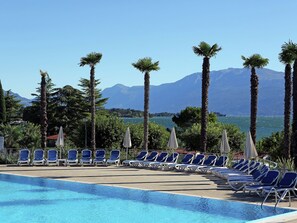 Outdoor pool - Comfortable Apartment With air Conditioning on Lake Garda (Manerba del Garda)