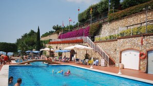 Pool - Modern Apartment With Balcony With a Beautiful sea View (Pietra Ligure)
