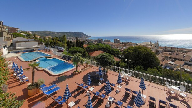 Pool - Modern Apartment With Balcony With a Beautiful sea View (Pietra Ligure)
