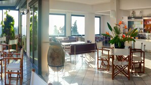 Dining - Modern Apartment With Balcony With a Beautiful sea View (Pietra Ligure)