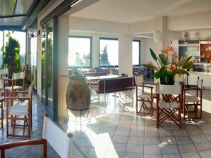 Dining - Modern Apartment With Balcony With a Beautiful sea View (Pietra Ligure)