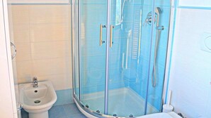 House | Bathroom | Shower - Spacious Holiday Home in Lucca With Swimming Pool (Lucca)