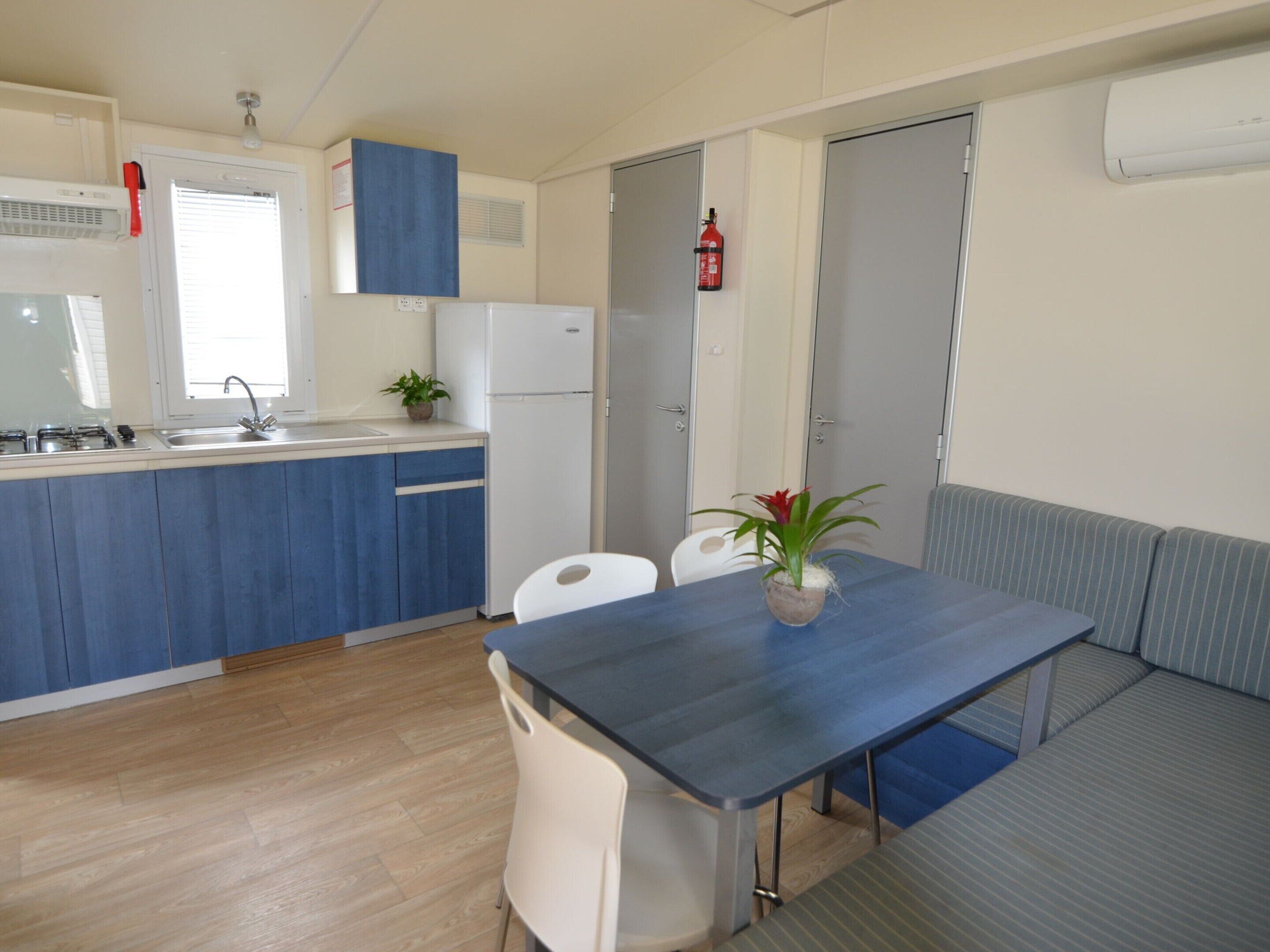 Mobile Home | Private kitchen | Fridge, stovetop