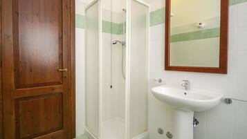 Cottage | Bathroom | Shower, towels