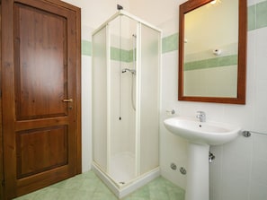 Cottage | Bathroom | Shower, towels - Cozy Cottage in Pupaggi With Swimming Pool (Sellano)