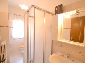 Ferienhaus | Badezimmer | Duschwanne, Handtücher