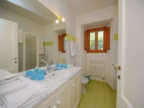 Bathtub, towels - Villa With Outbuilding and Swimming Pool and Panoramic View of the Apennines (Tredozio)