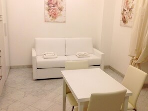 Villa | Living room - Modern and Stylish Studio in a Lovely 19th-century Villa (Sanremo)