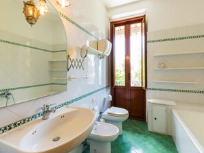 Villa | Bathroom - Belvilla by OYO Villa Nicola (Ricadi)