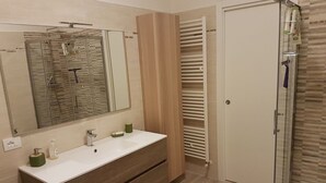 Combined shower/bathtub, hair dryer - Spacious Holiday Home in Pescara With Swimming Pool (Pescara)
