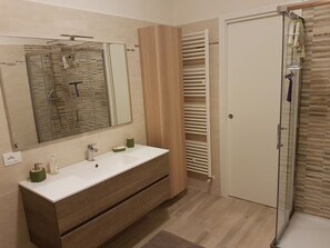 Combined shower/tub, hair dryer - Spacious Holiday Home in Pescara With Swimming Pool (Pescara)