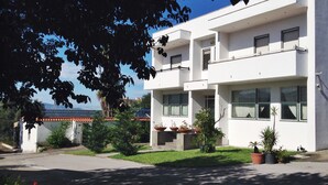 A modern two-story building with a flat roof, large windows, and a balcony. - Cozy Holiday Home in Trecase With Balcony - Casa per Ferie (Trecase)