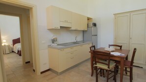 Appartement | Cuisine privée | Four à micro-ondes, lave-vaisselle, chaise haute