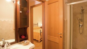 Shower, towels - Luxury Apartment With AC in the Green Maremma (Sorano)
