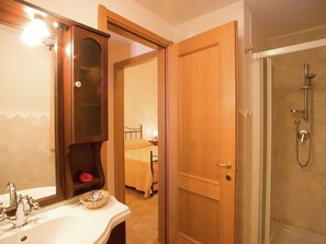 Shower, towels - Luxury Apartment With AC in the Green Maremma (Sorano)