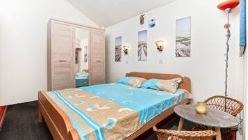 Comfort House | 2 bedrooms, laptop workspace, iron/ironing board, free WiFi